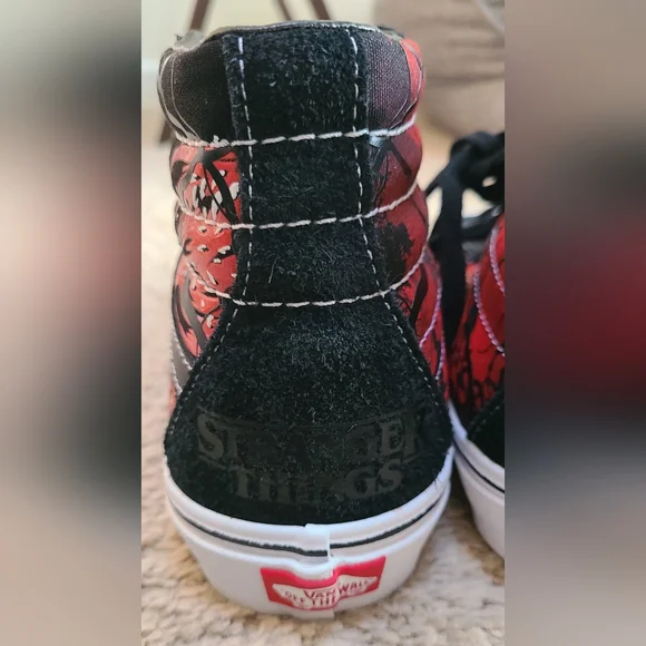 Stranger Things x Sk8-Hi Reissue 'Upside Down' Vans - Picture 4 of 11